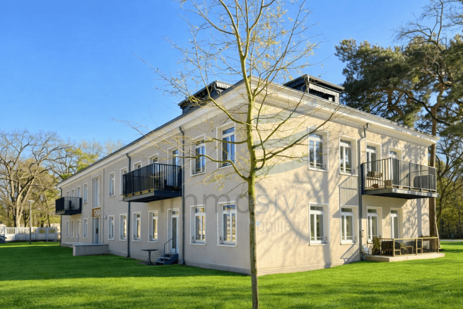 Fr�hling (KI) Blick Balkon Etagenwohnung Berlin