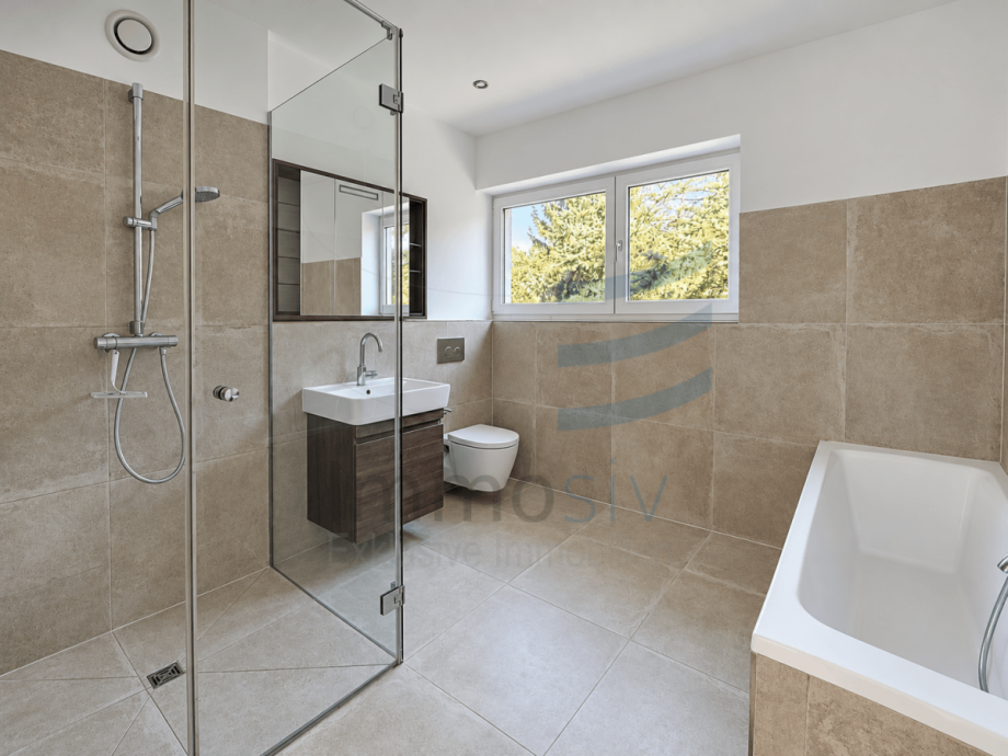Helles Badezimmer mit Glasdusche und Badewanne-6 Doppelhaush�lfte Blankenfelde-Mahlow