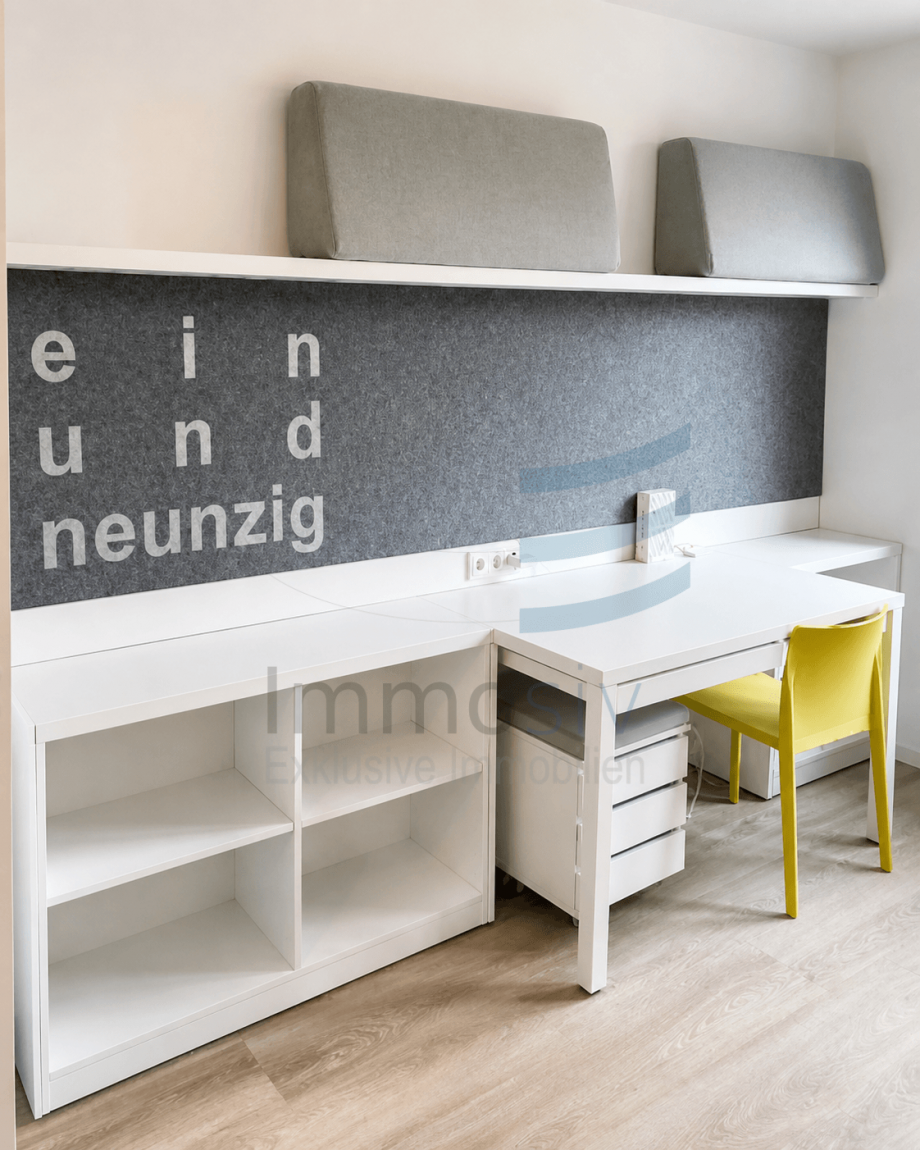 Schreibtisch und Regale Etagenwohnung Berlin