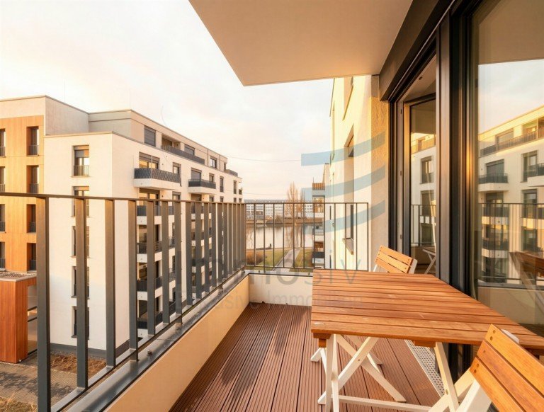 Balkon - (KI generiert) Berlin - Berlin - Berlin - Treptow / K�penick - Obersch�neweide Etagenwohnung *RESERVIERT* Kapitalanlage in Bestlage mit Blick auf die Spree