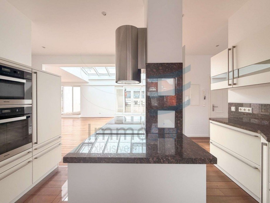 K�che Blick Wohnzimmer/ Loggia Dachgeschosswohnung Berlin