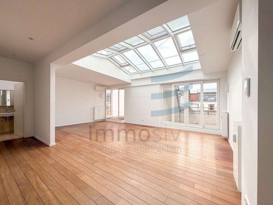 Wohnzimmer mit Glasdach Dachgeschosswohnung Berlin