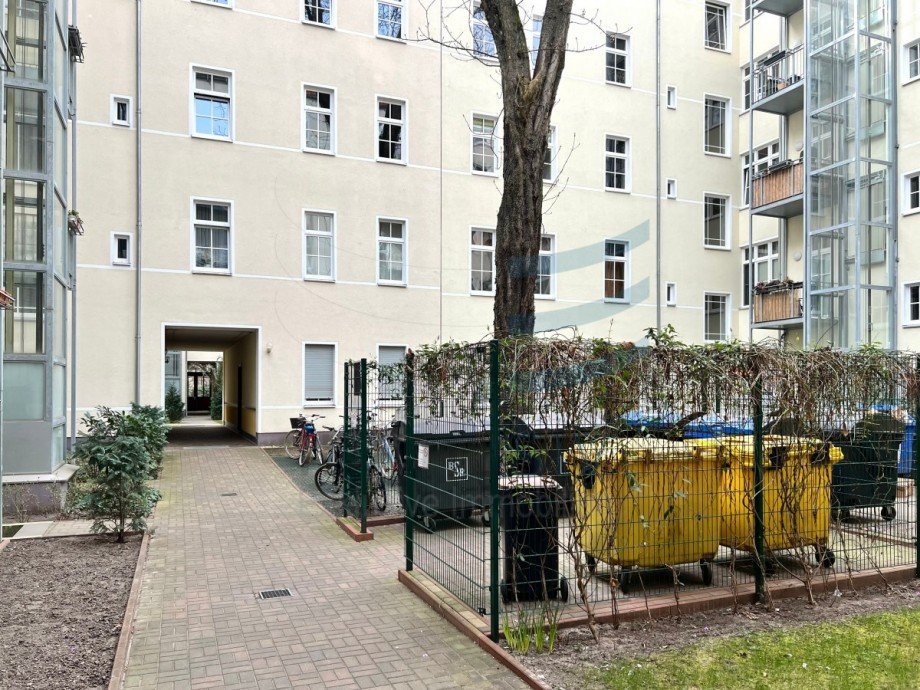 Innenhof mit M�llbereich Etagenwohnung Berlin