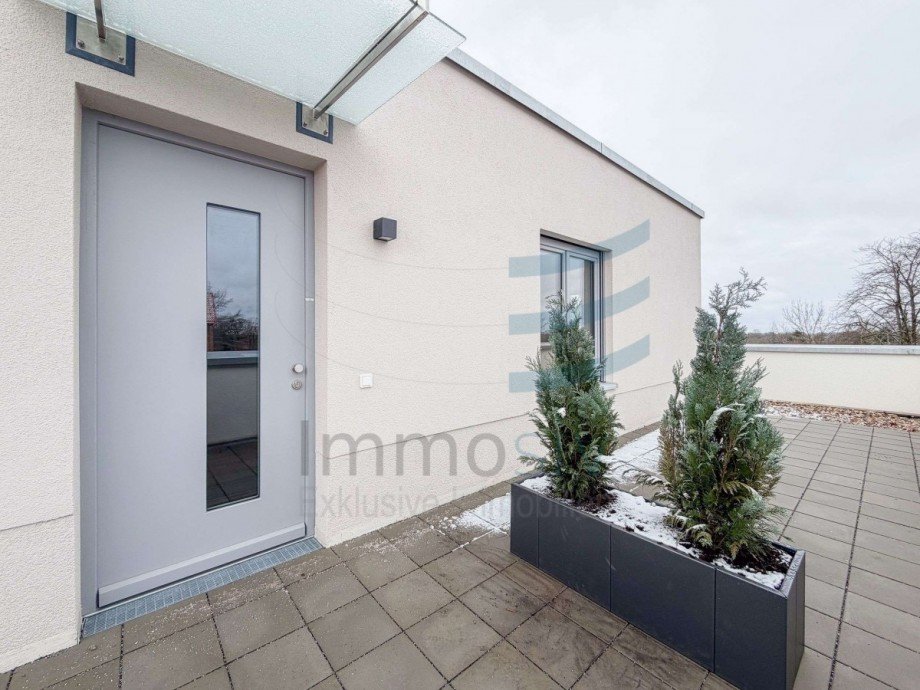 Eingangsbereich, �berdacht.jpg Penthousewohnung Nauen