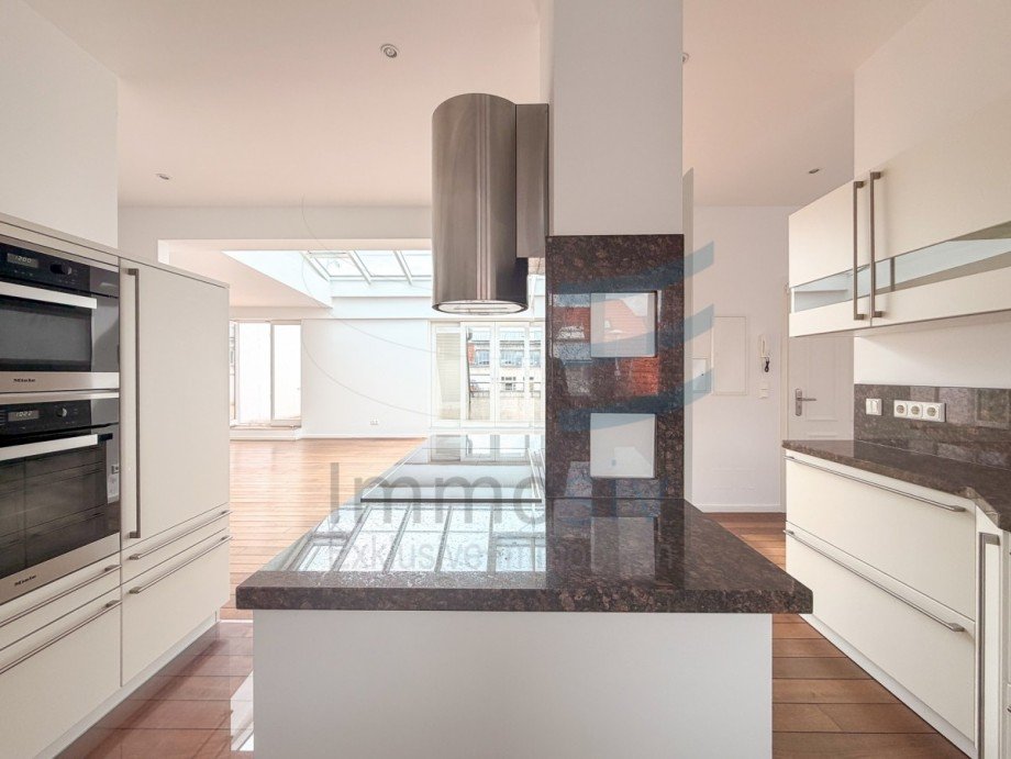 K�che Blick Wohnzimmer/ Loggia Dachgeschosswohnung Berlin