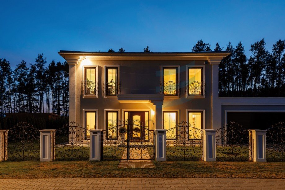 Blaue Stunde frontal Einfamilienhaus Sch�nwalde-Glien